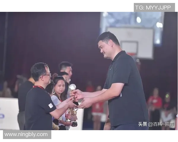 姚明在赛场上展现惊人技巧瞬间超越白人球员引发热议
