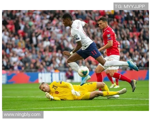 足球明星猝死现场紧急复苏医护团队全力以赴挽救生命的感人瞬间