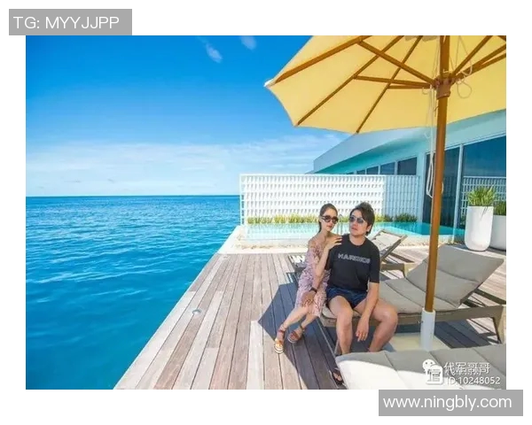 康纳与足球明星亲密合影展现运动精神与友谊的完美结合